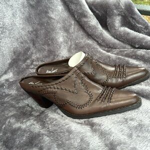 NIB New White Mountain Dark Brown Leather Bronco Mules Western 8.5 2inch heel